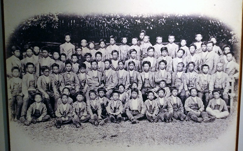 Sapporo-Clock-Tower-Kids