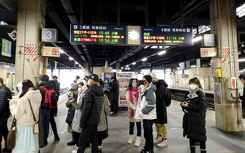 Sapporo to Otaru - Railway platform